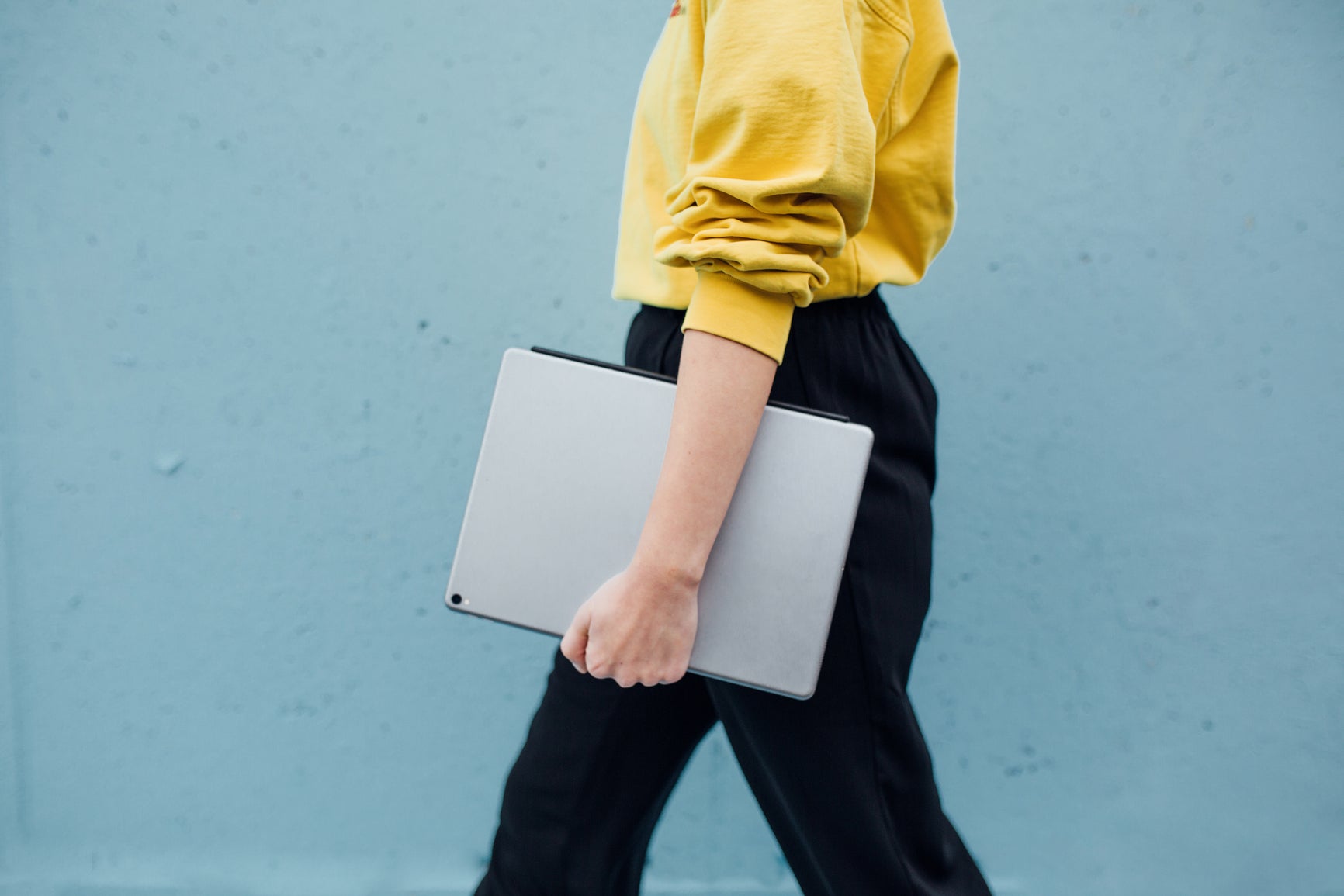 Expertin mit Laptop auf dem Weg zur Veröffentlichung ihrer Online-Kurse und E-Books auf nivook.