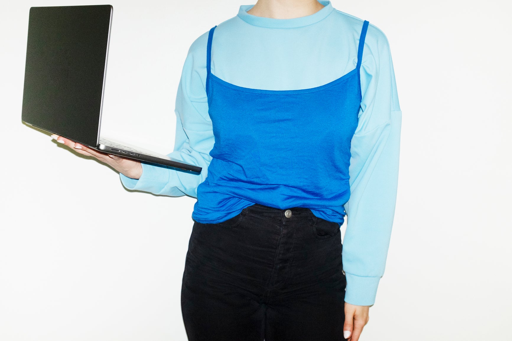 Expertin präsentiert ihren Laptop für die Erstellung und Veröffentlichung digitaler Lerninhalte.