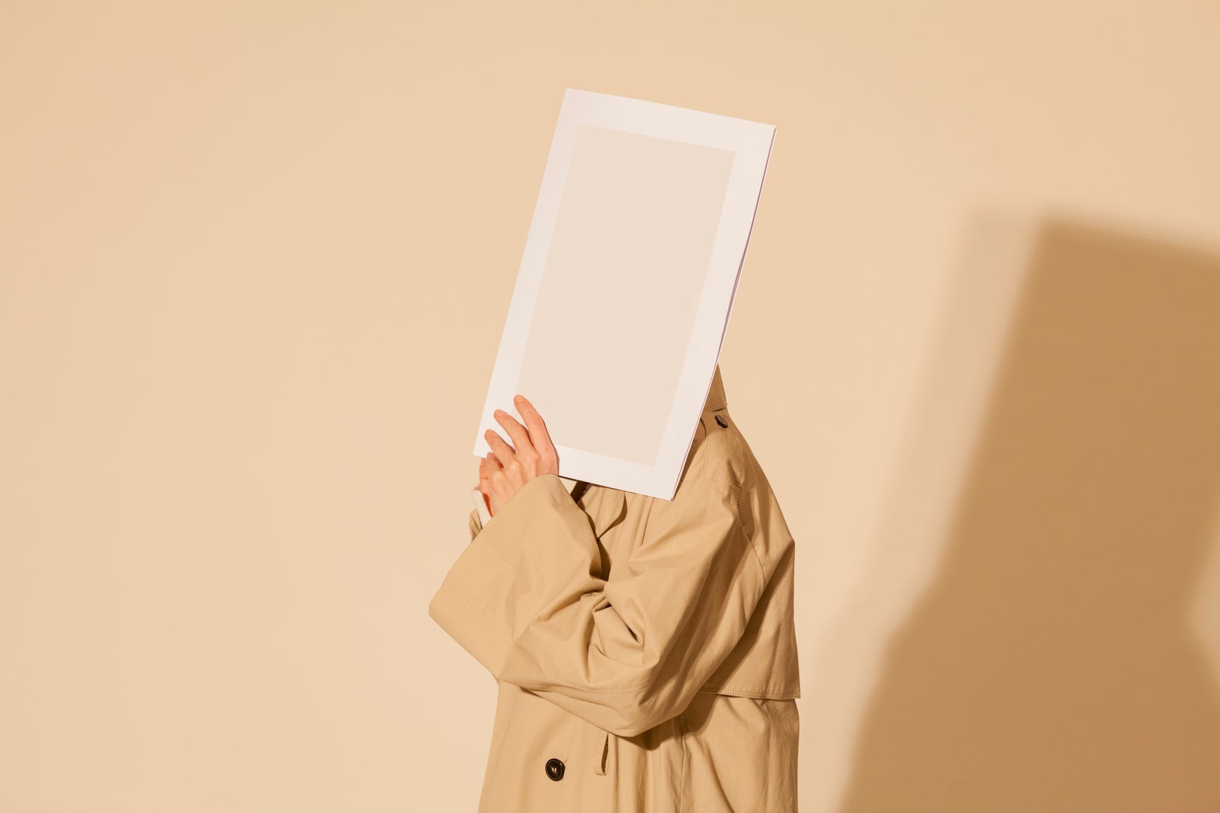 Verdeckte Person als Symbol für die Ankündigung einer neuen Expertin auf nivook.